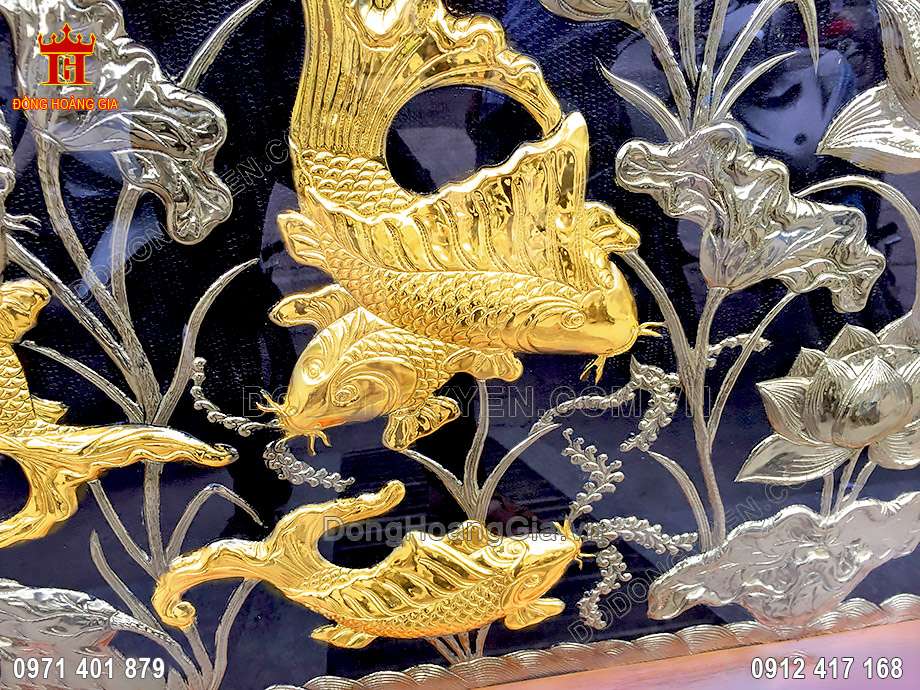 Tranh cá chép hoa sen mạ vàng mang ý nghĩa biểu tượng của may mắn, thành công